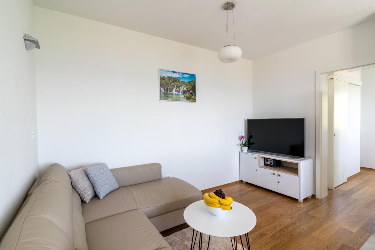 Kaštel Sućurac Private Villa Golden Hour With A View Of Split Area מראה חיצוני תמונה