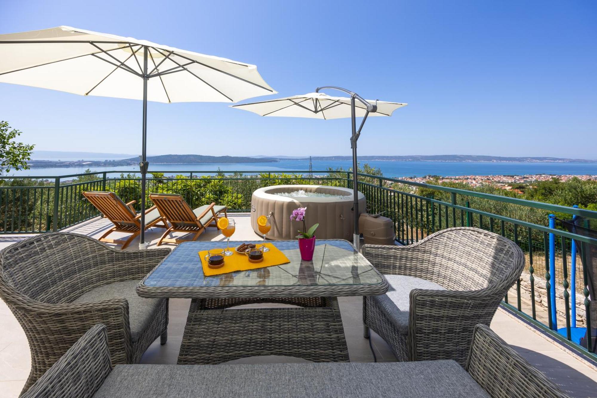 Kaštel Sućurac Private Villa Golden Hour With A View Of Split Area מראה חיצוני תמונה