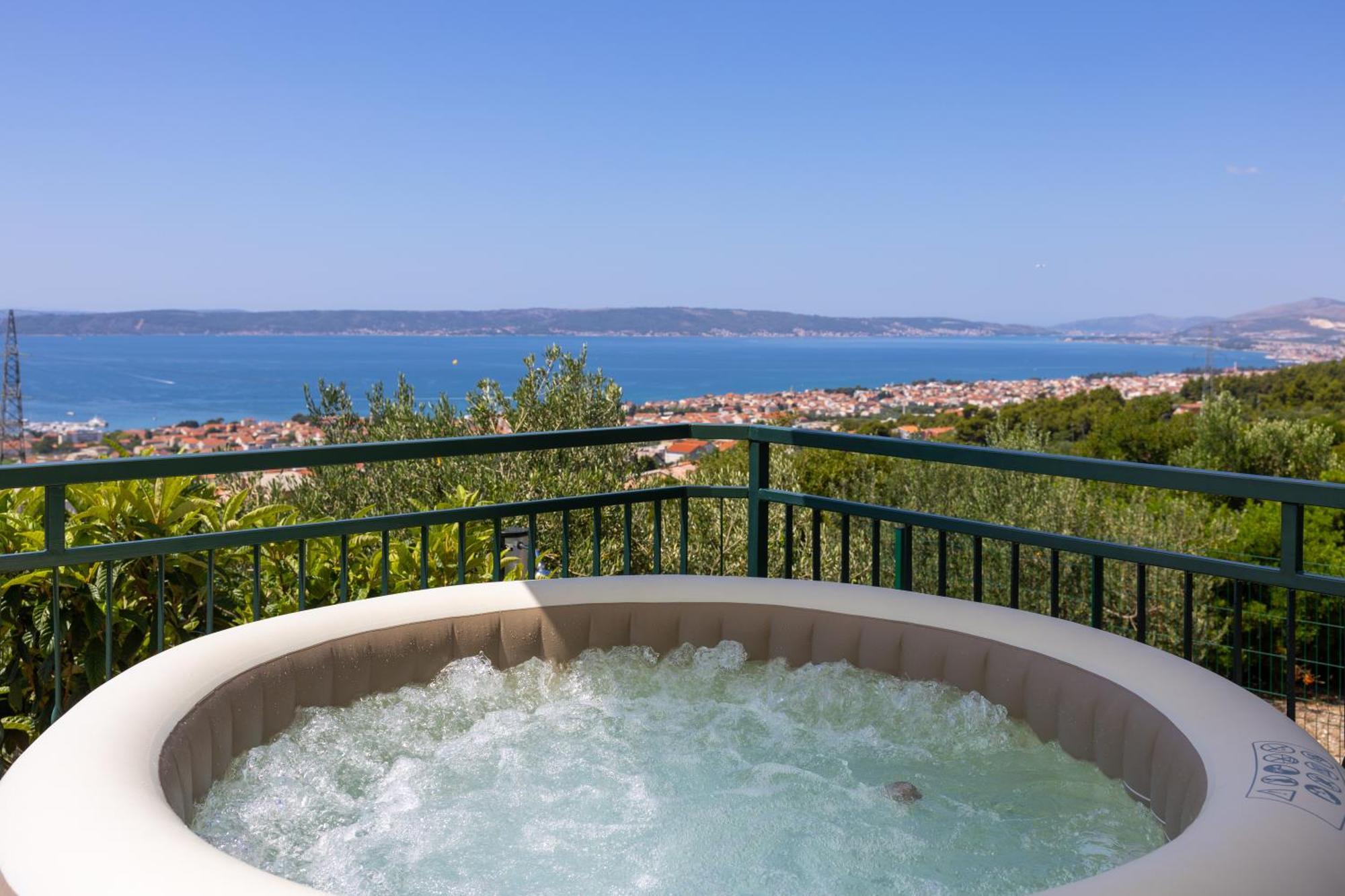 Kaštel Sućurac Private Villa Golden Hour With A View Of Split Area מראה חיצוני תמונה