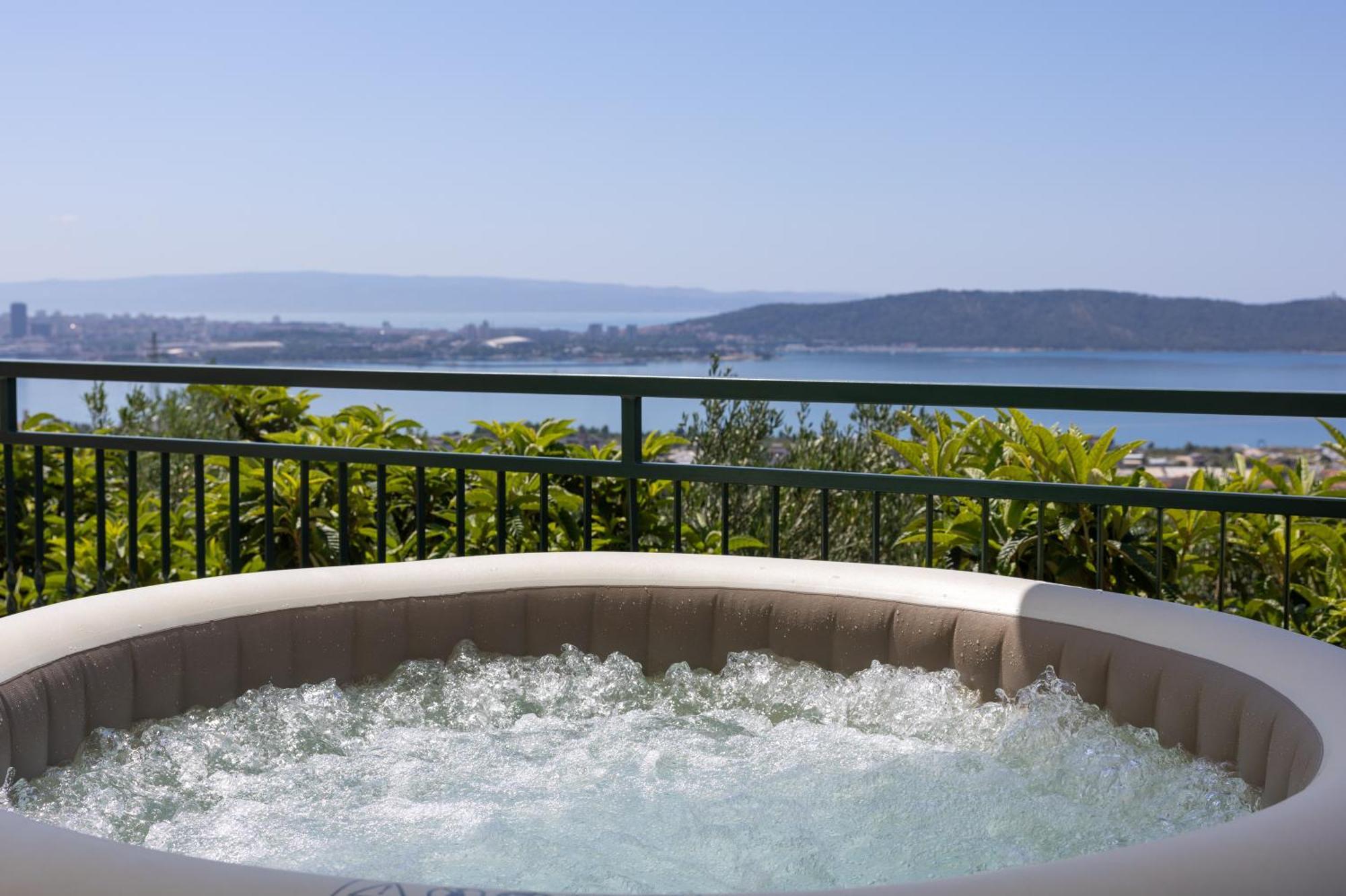 Kaštel Sućurac Private Villa Golden Hour With A View Of Split Area מראה חיצוני תמונה